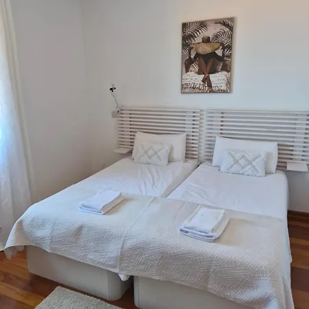Lands Apartment *